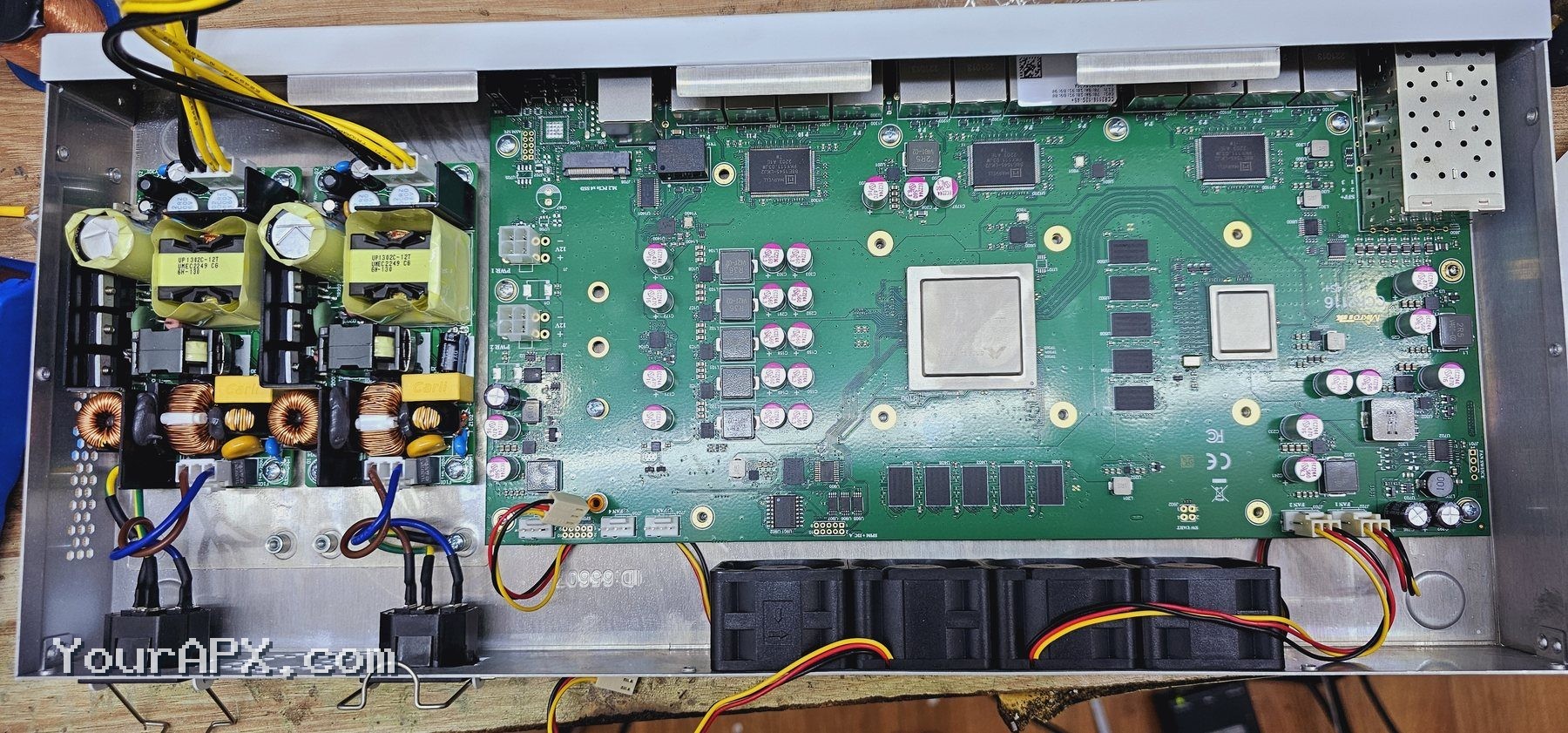 Mainboard MikroTik CCR2116-12G-4S+ trong quá trình khoanh vùng lỗi.