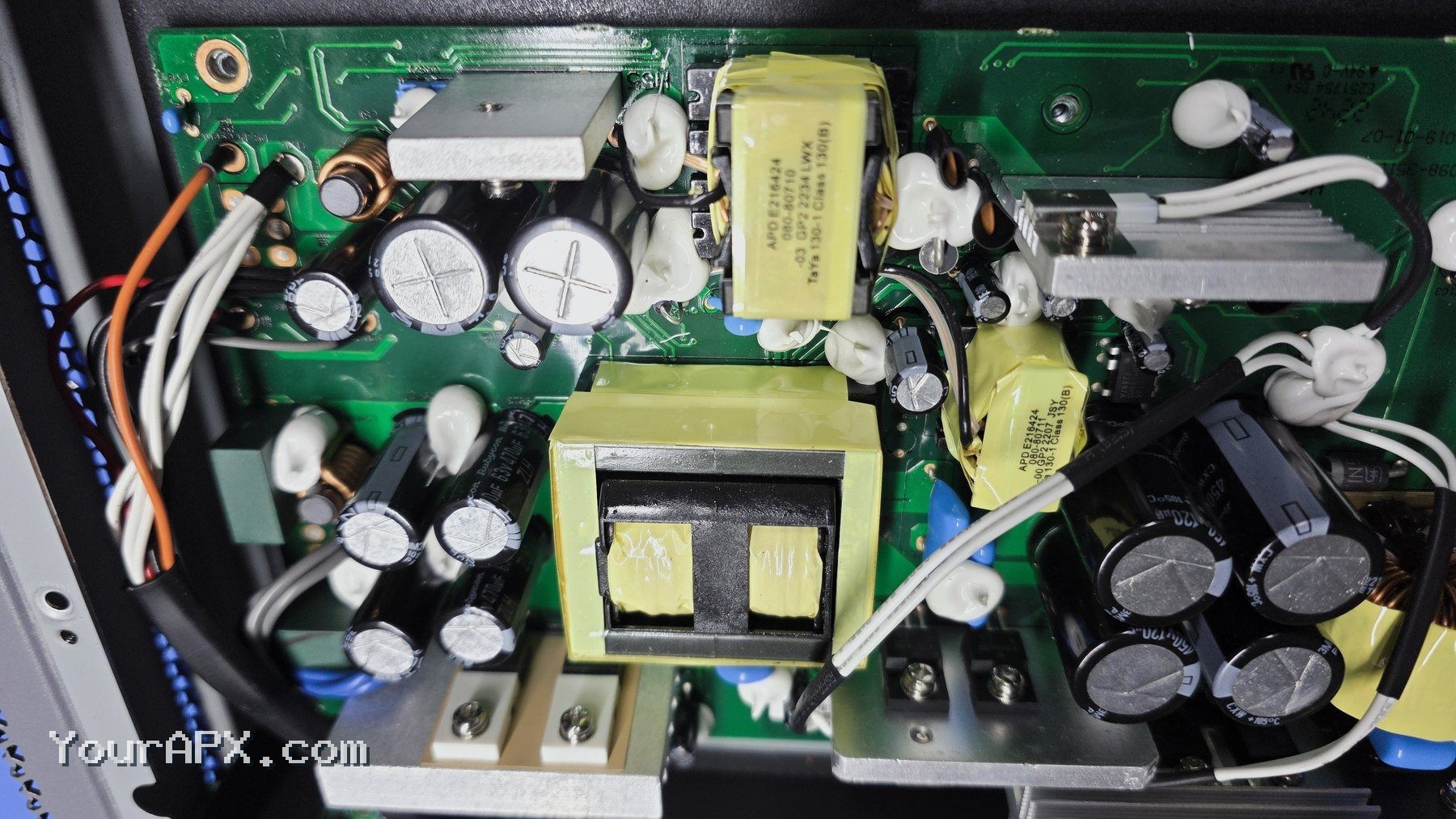 Bo mạch Juniper EX2300-24P trong quá trình kiểm tra tại APX