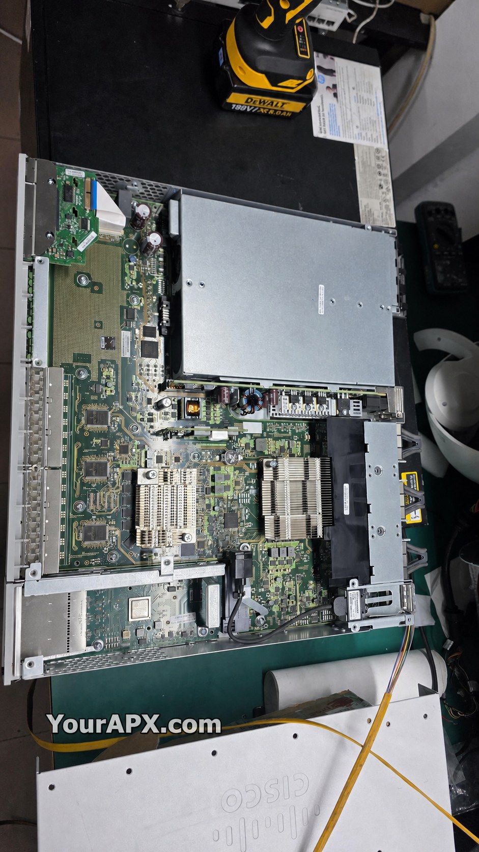 Cấu trúc bên trong switch Cisco C9300-24T-A
